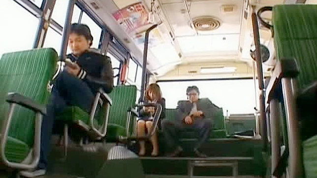 Amateur asiático travieso chupa polla en el autobús