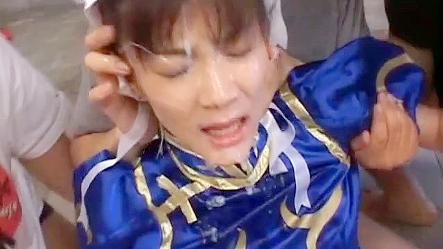 Asuka Ohzora Disfrazada de Chun-Li Recibe Cremosa Bukkake