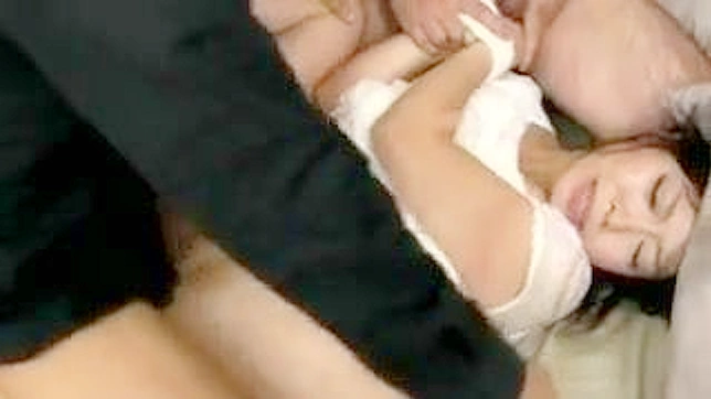Chica Asia Recibe Duro Sexo Anal en Orgía Salvaje y Grita de Placer Profundo