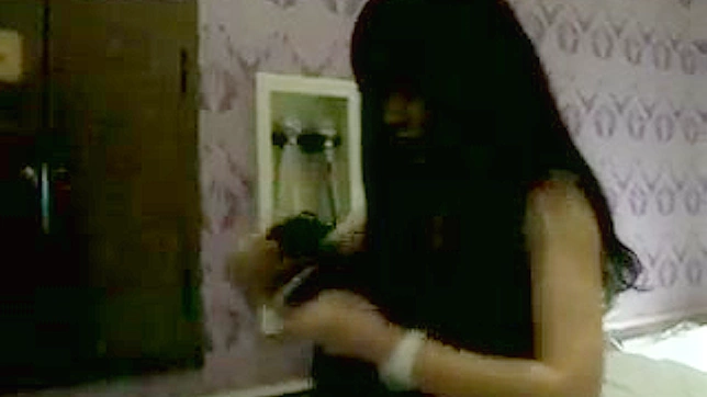 Chica japonesa desnuda en vestido negro se lo quita excitante