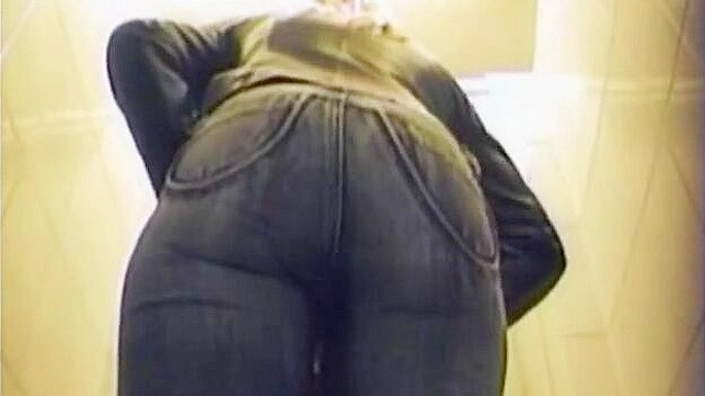 Diosa sensual y hermosa follando en el baño interiormente