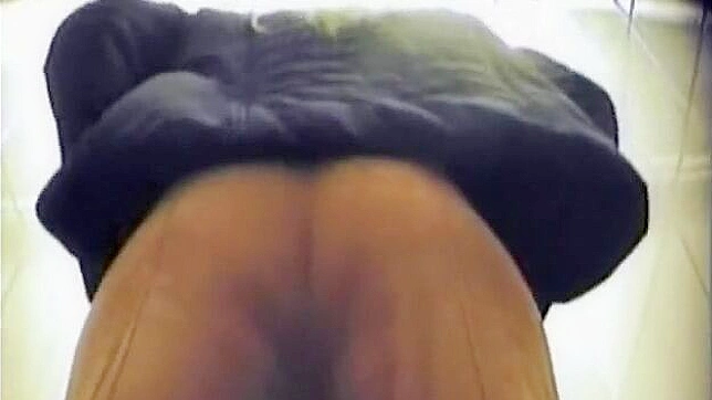Chica ardiente y sucia follando en el baño