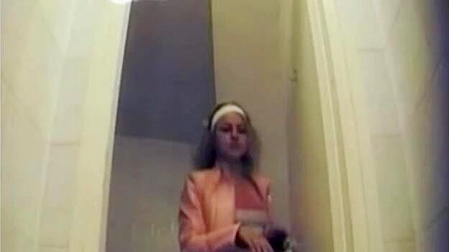 Diva linda y deslumbrante chupando en el baño