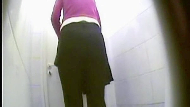 Chica Captivante y Caliente en Jeans En el Baño follando