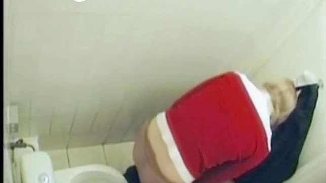 Chica Captivante y Caliente en Jeans En el Baño follando