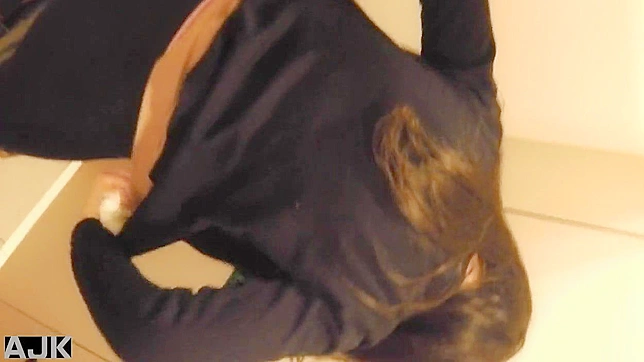 Muñeca Japonesa Gloriosa y Linda Se Masturba En El Baño