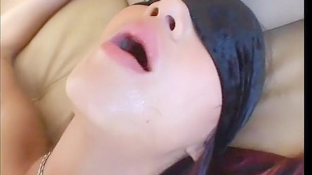 Mujer Pecho Pequeño Doblada Goza de Sexo Anal Profundo