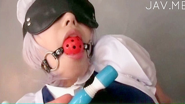 Dobladita con Gag En Boca Masturbándose Adentro
