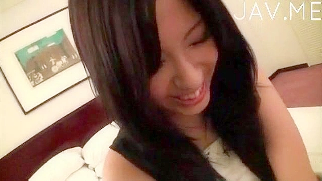 Pequeña Japonesita Hambrienta Besando a su Novio en Calzoncillos