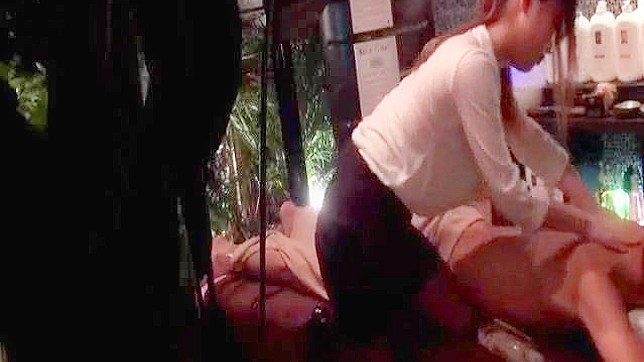 Masseur increíble ofrece servicios sexuales de lujo a su cliente