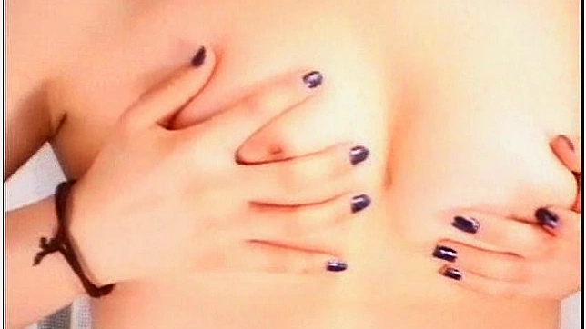 Chica atrevida se arrodilla y chupa una verga enorme