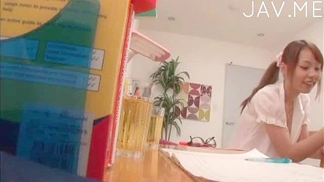 Cutie Amateur Pequeña Seduce y Monta Un Palo Duro