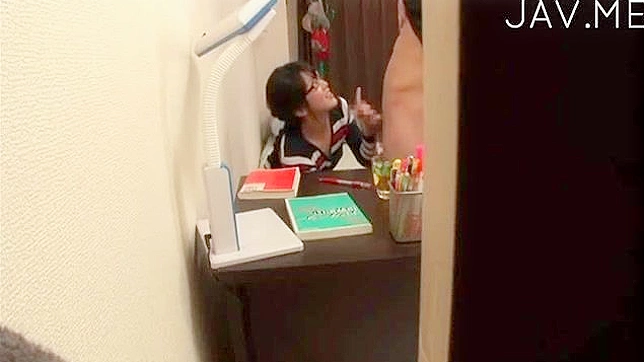 Amateur lujuriosa disfruta llenando su boca con una enorme polla