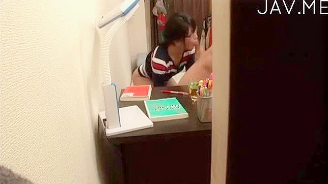 Amateur lujuriosa disfruta llenando su boca con una enorme polla