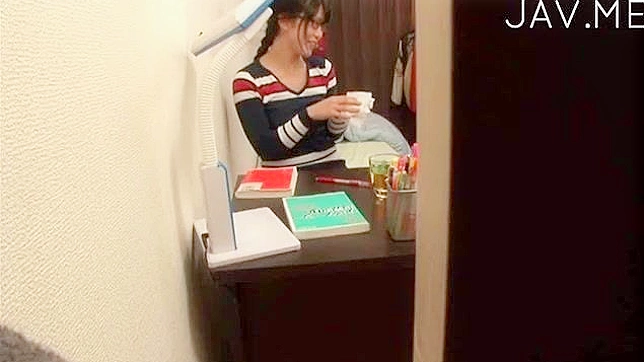 Amateur lujuriosa disfruta llenando su boca con una enorme polla