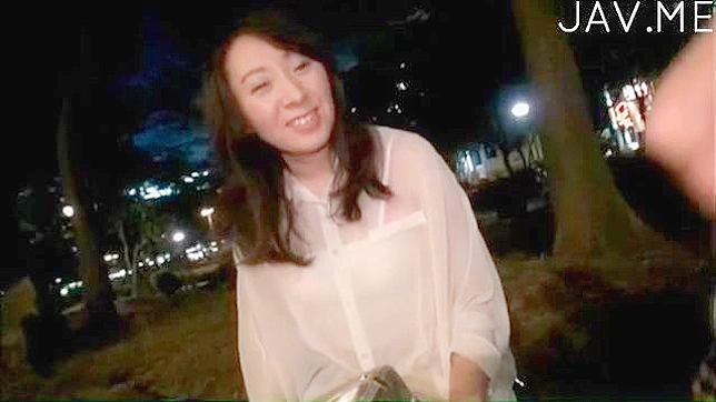 Bella morena lista para un intenso fisting vaginal