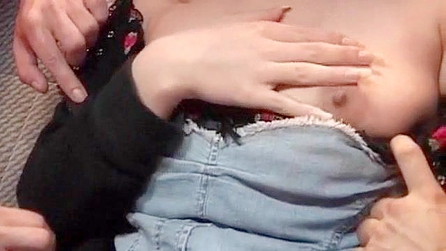 Bella Exótica Disfruta Su Coño Mientras Chupa El Pene