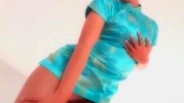 Chupadora asiática desnuda se frota en potente pollón