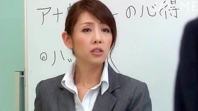 Bebé asiática deliciosa gime con su coño follado fuerte