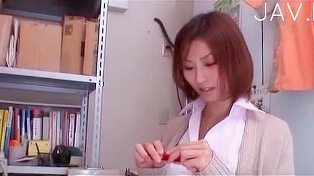 Joven Japonesa Amateur de Cabello Rojo Chupando Pene