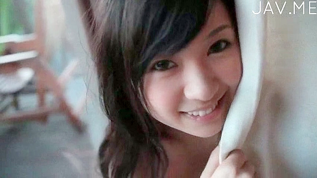 Chica Japonesa Inocente y Bonita Mostrando Impresionantes Caderas