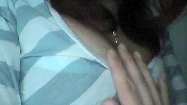 Ángel asiático pequeño y sensual jugando con su coñito