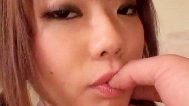 Japonesita Petite y Joven chupando su fuerte polla