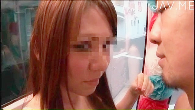 Chica Japonesa Pequeña y Sexy con Tetas pequeñas se Corre en Casa