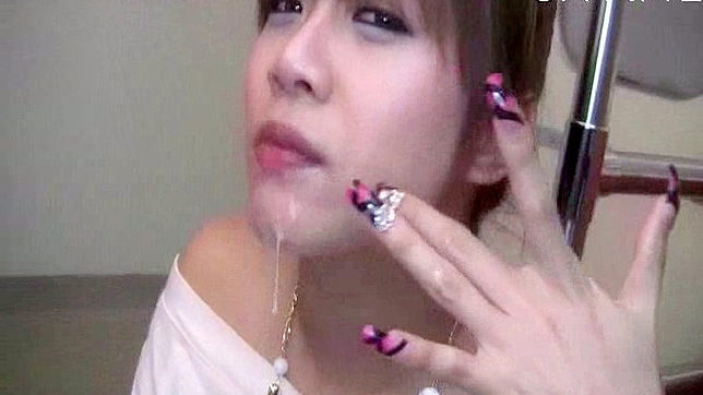 Inviting Japanese beauty is sucking the rod