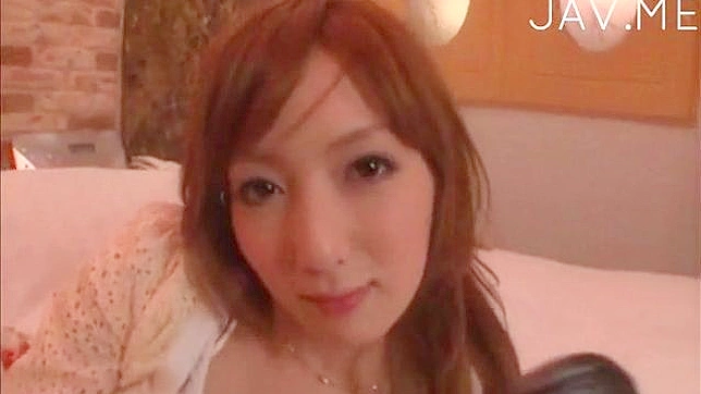 Teen 18+ japonesa con tetas pequeñas dando una mamada caliente