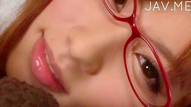 Chica Japonesa Con Gafas Chupa El Pene Como una Diosa Verdadera