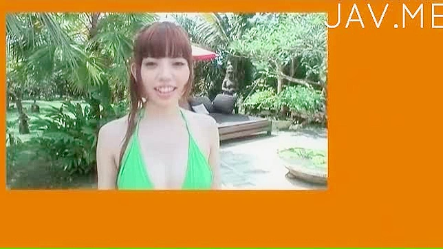 Modelo en bikini bronceándose antes de ser follada