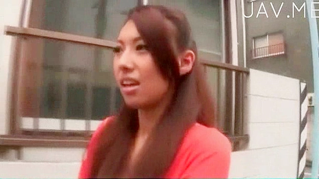 Chica Rasga Sus Ropas y Muestra sus Pechos Jugosos y Coño Apretado