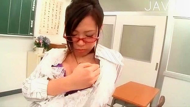 Enfermera Caliente Jugueteando con sus Tetas Solita