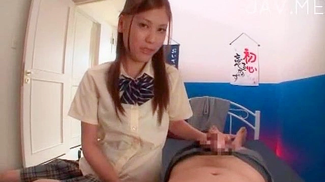 Alumnas Traviesas Muestran Cómo Chupar Bien la Polla