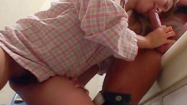 Esta admirada y sexy chica japonesa chupando su gran pene
