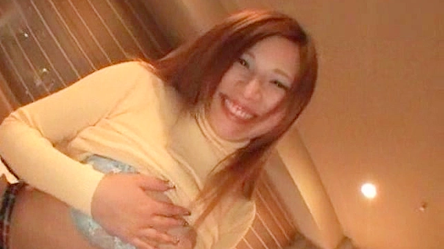 Bella de Cabello Largo Exhibe Sus Tetas Perlas