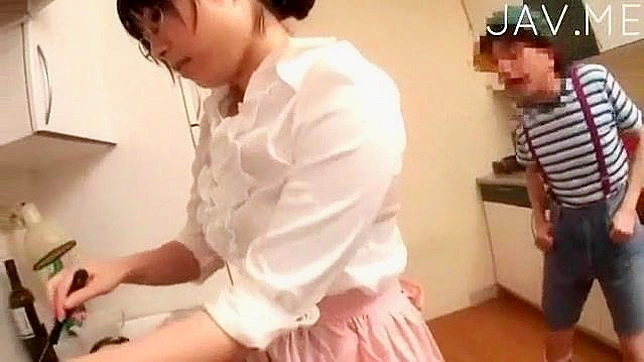 con gorra usa vibrador en la coñita de una gafuda
