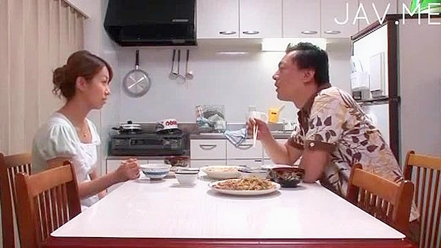 Pareja Jodiendo Apasionadamente Después de Cena