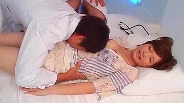 Dos médicos lamen el coño de una paciente guapa