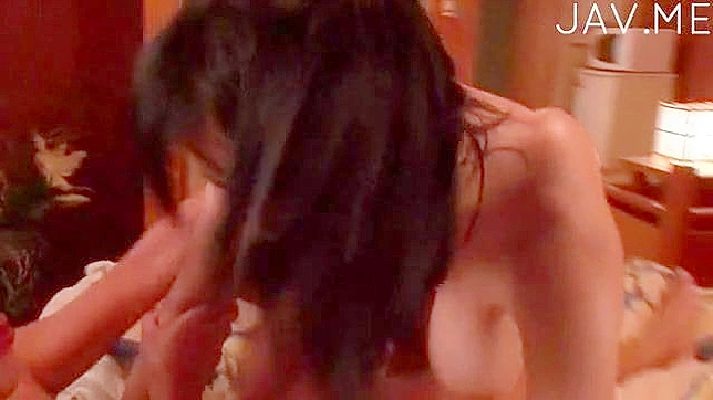 Chica con Grandes Tetas Salta Apasionadamente Sobre Un Pene Fuerte