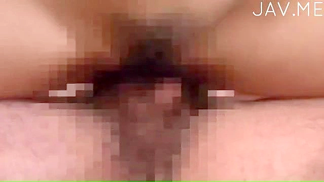juega con las tetas grandes y jugosas de la chica