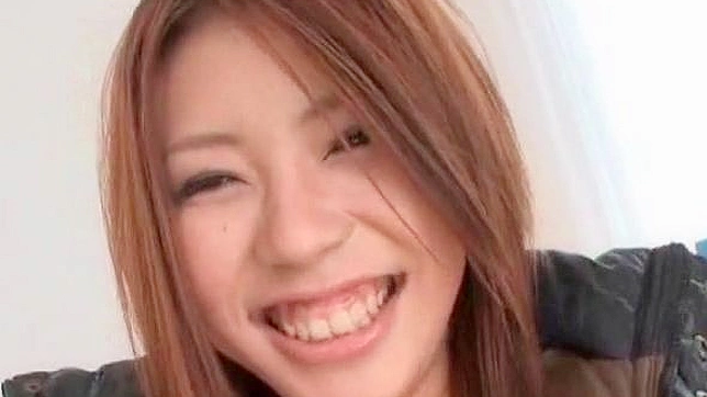 Asia disfruta masturbarse su conchita húmeda y peluda