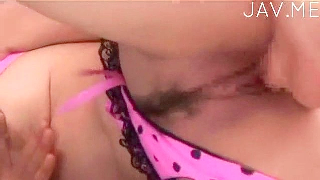 Dos tíos follan con pasión una chica caliente