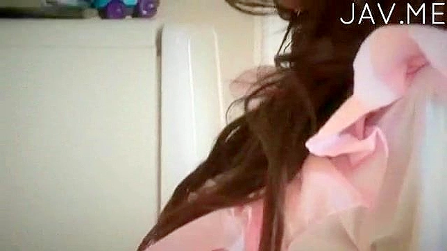 Chica flaca chupando polla y abriendo sus largas piernas para el sexo