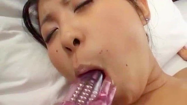 Chica disfruta masturbándose con un juguete íntimo