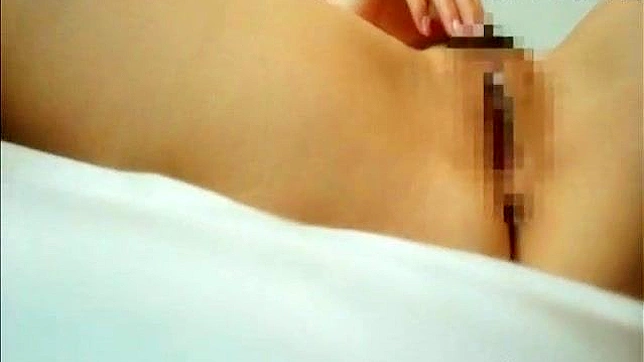 Hombre adora lamer los jugosos pechos de una belleza