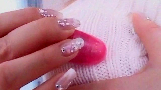 Mujer con tetas grandes jugando su coño peludo