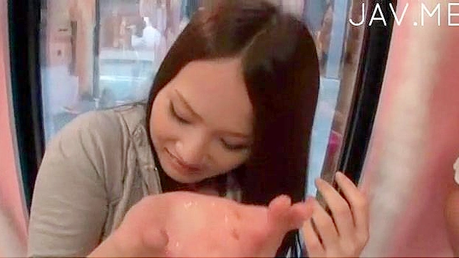 La chica enseña sus tetas redondas al conductor