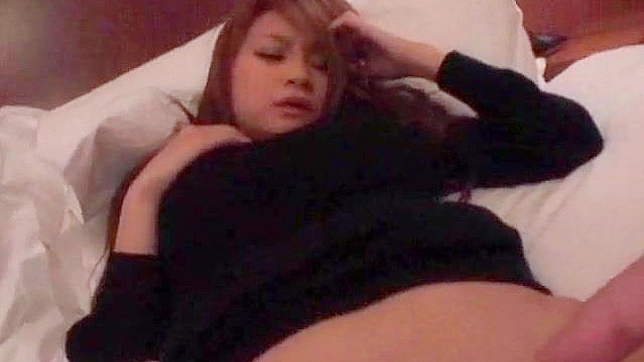 Bella asiática disfruta follando intensamente